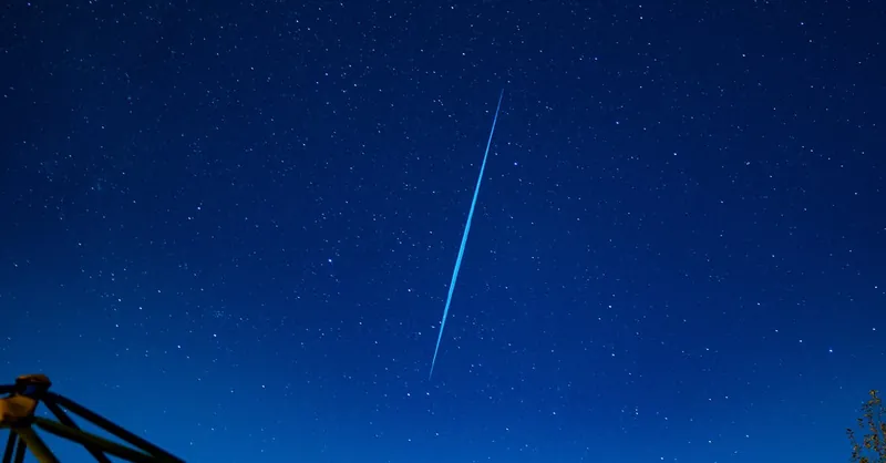 A breathtaking view of a meteor streaking through a star-filled night sky, highlighting the beauty of astronomy.